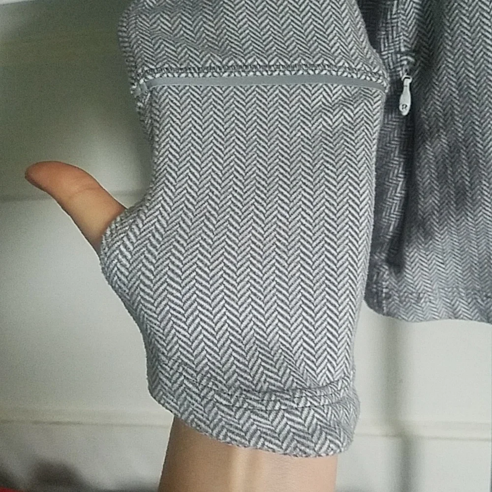 Lululemon Athletica Long Sleeve Shirt Top Herringbone Pattern Size 6 Gray Active